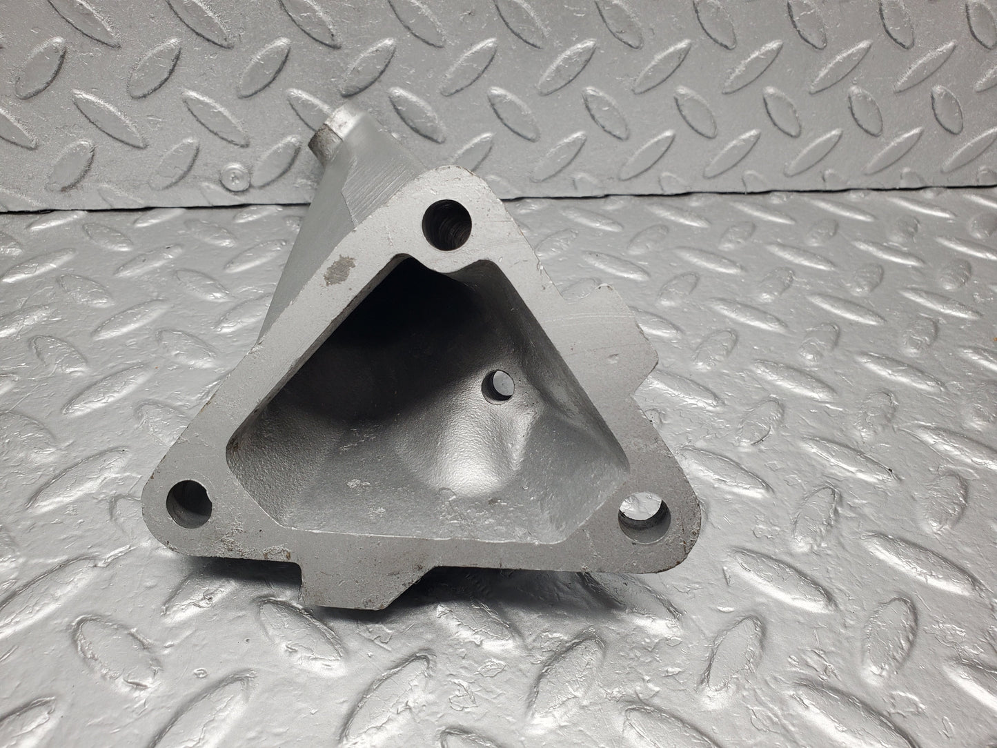 1265 Mercedes-Benz W123 230E Engine Mount Bracket Left Side 1022230504