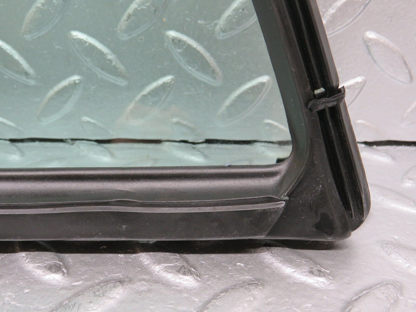 33139 Mercedes-Benz S124 Rear Left Door Quarter Window Glass 1247350824