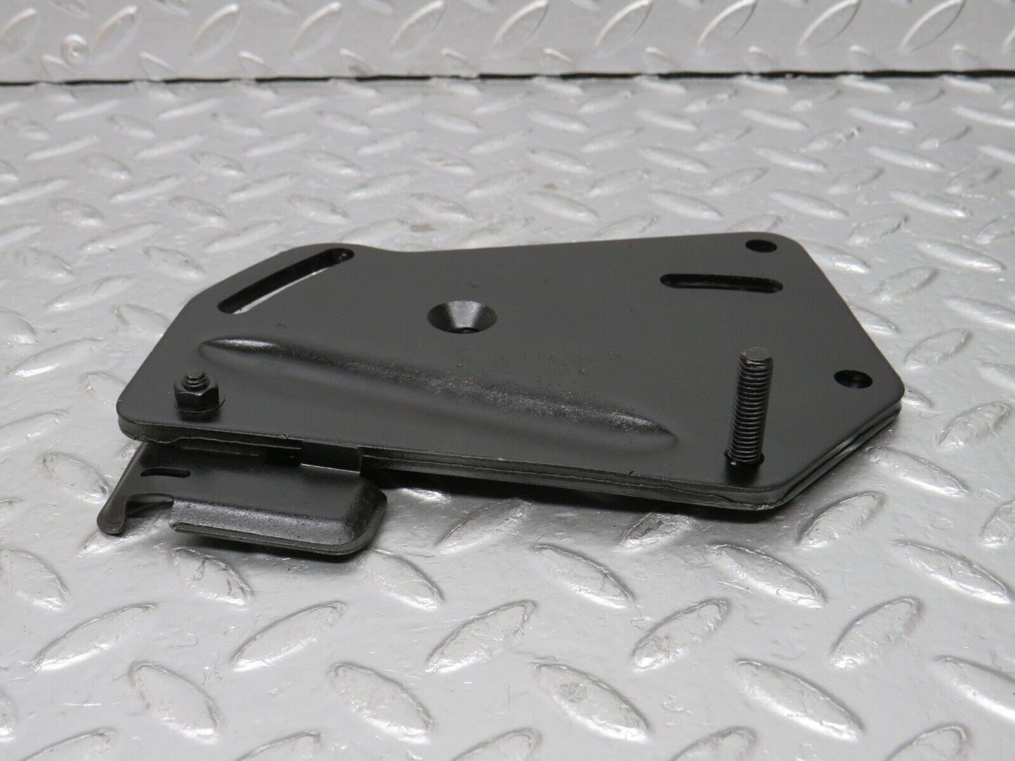 32945 Mercedes-Benz C107 R107 450 V8 Power Steering Pump Bracket