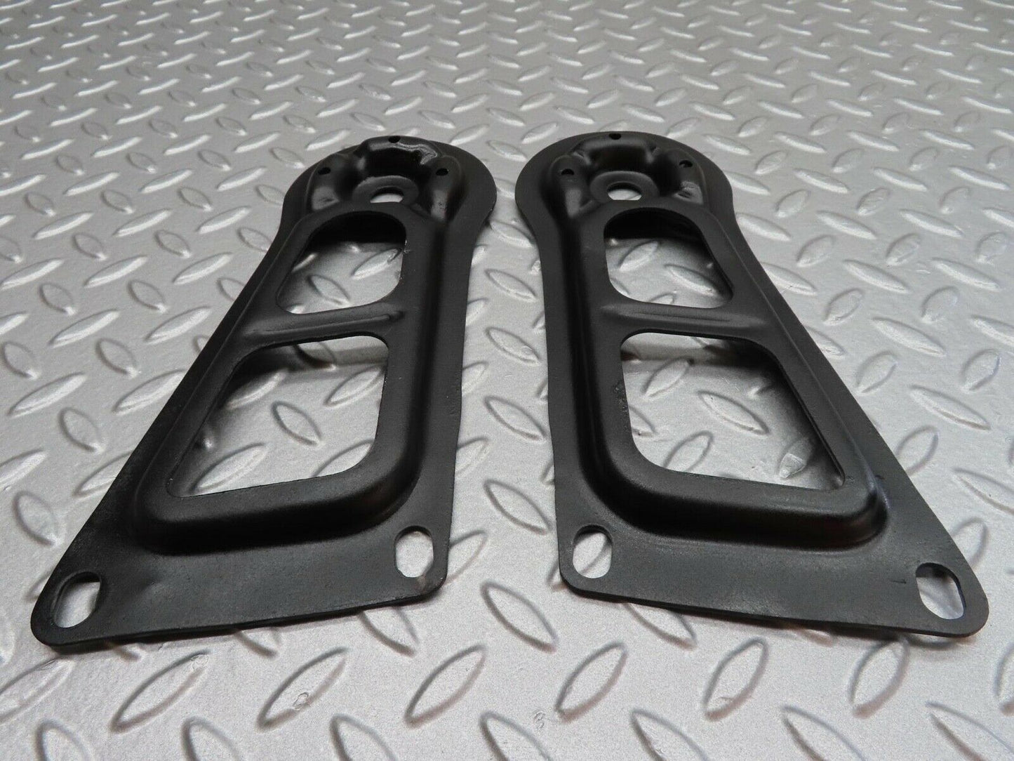 13921 Mercedes-Benz C107 280SLC Rear Suspension Axle Mounting Bracket