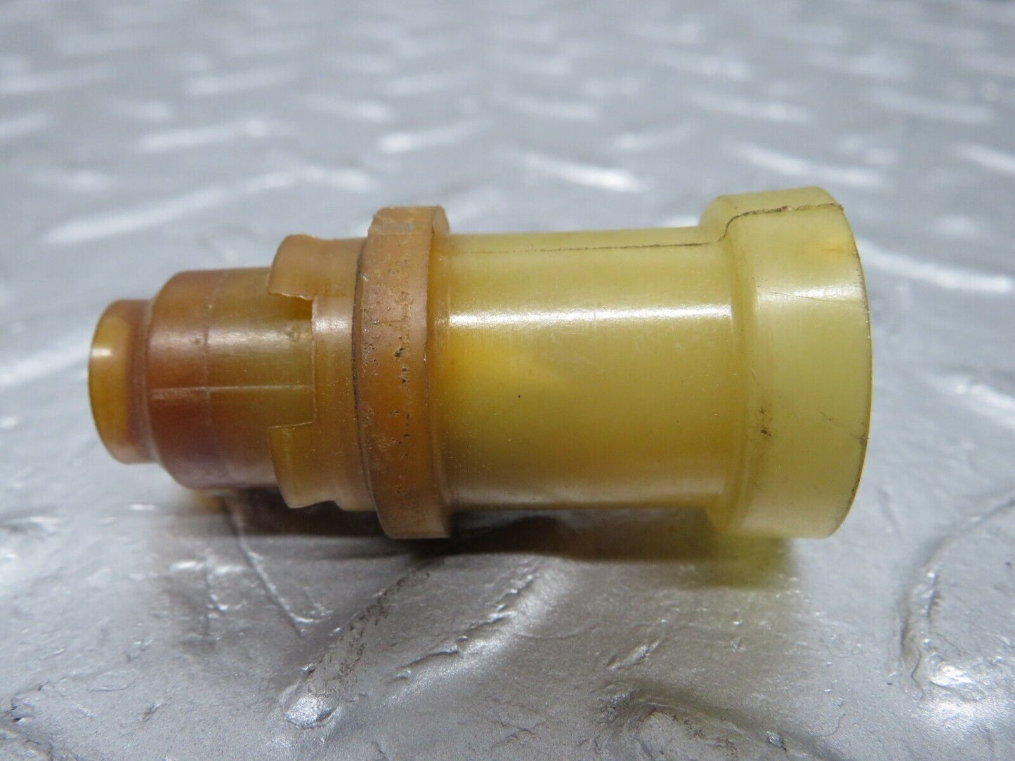 40171 Mercedes-Benz R107 350SL Coupe Fuel Injector Holder 2x