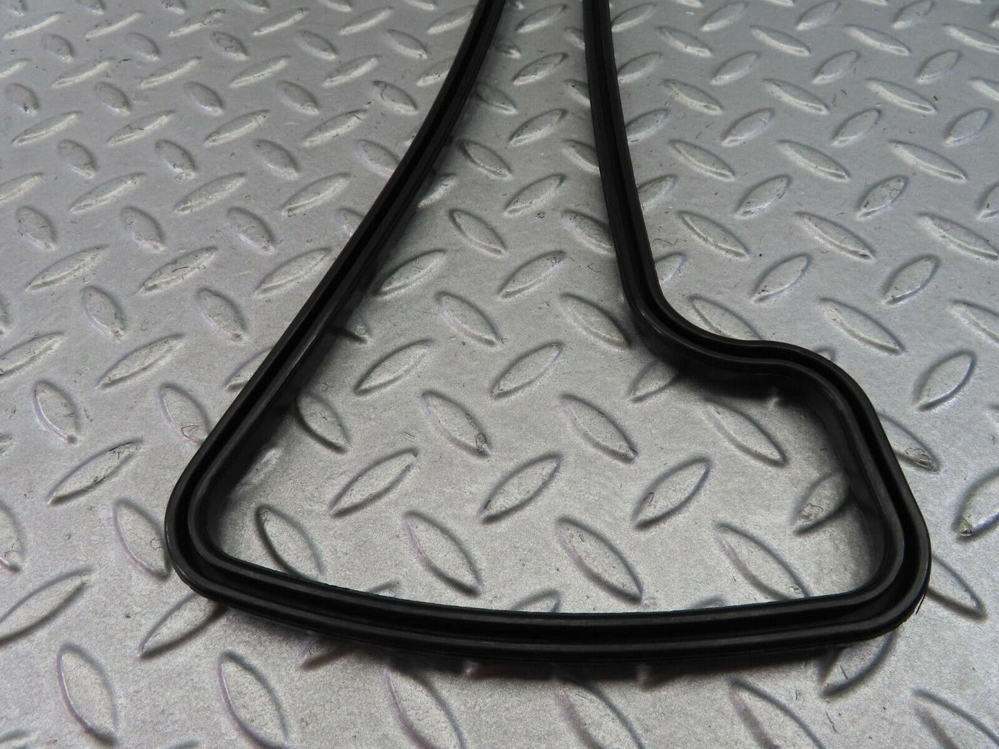 8102 Mercedes-Benz W123 Valve Cover Gasket Seal