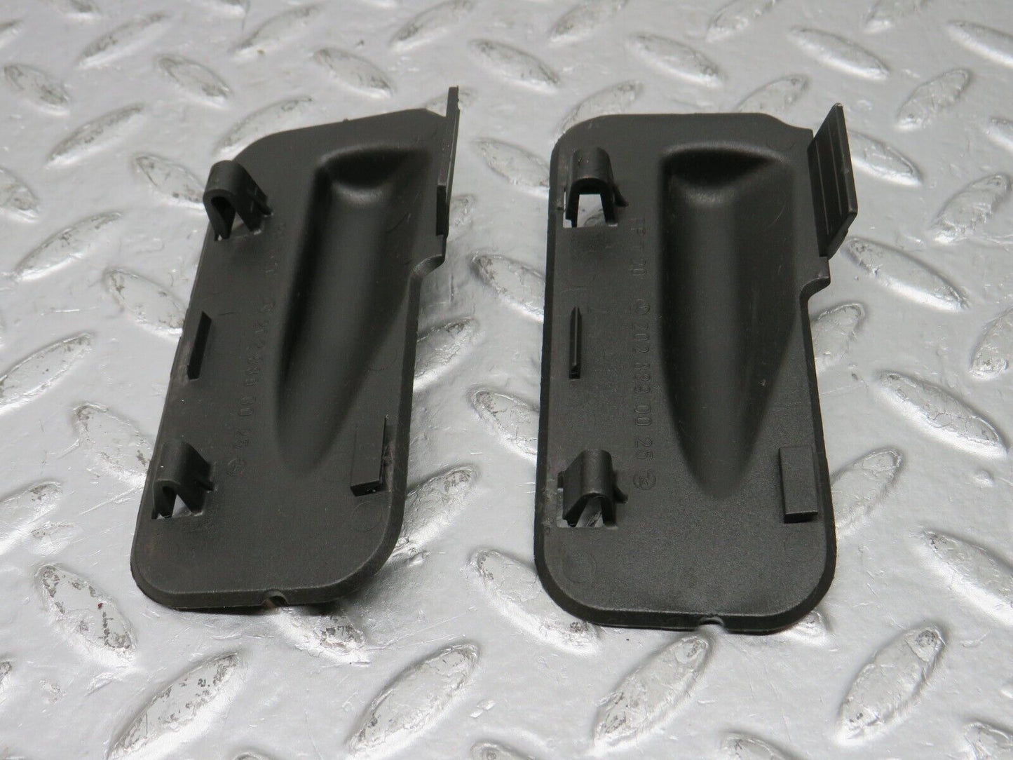 33457 Mercedes-Benz W202 C180 Windscreen Washer Nozzle Cover Trim 2028890025