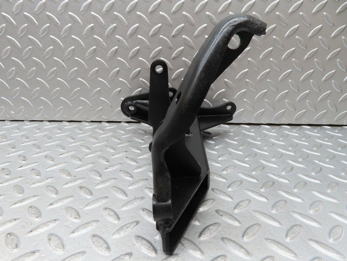 17803 Mercedes-Benz W116 450SEL Air Condition Compressor Mount Bracket
