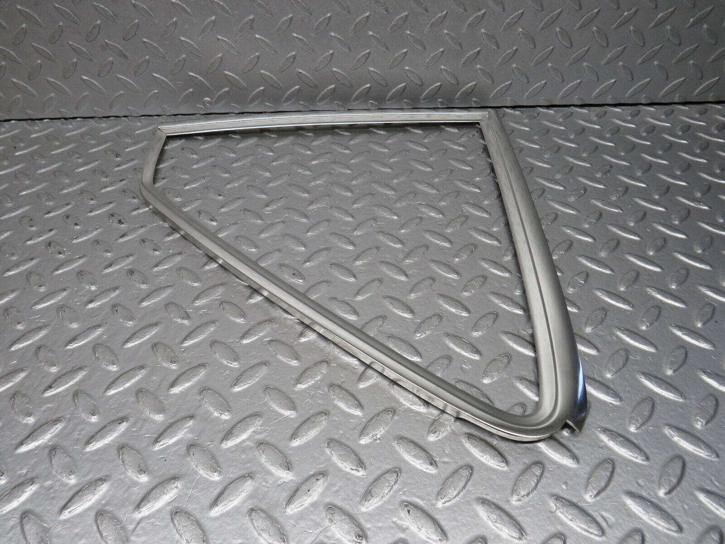 39855 Mercedes-Benz R107 350SL Hardtop Quarter Window Chrome Trim Right