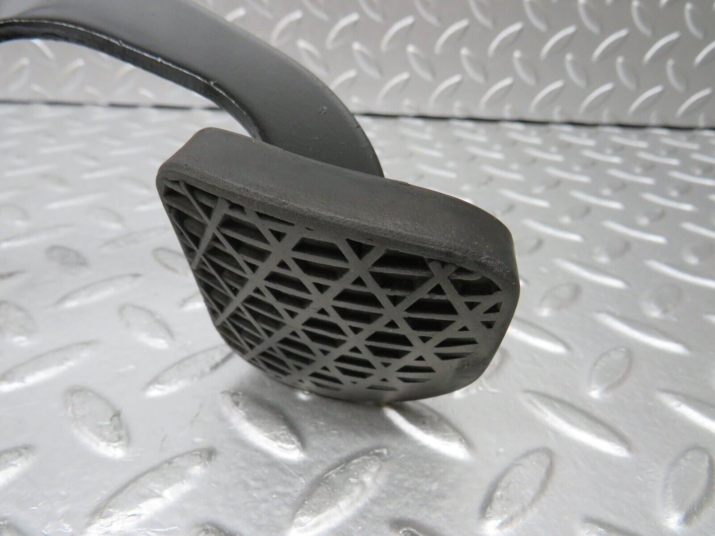 26835 Mercedes-Benz W123 240D Brake Pedal With Rubber 1102910182