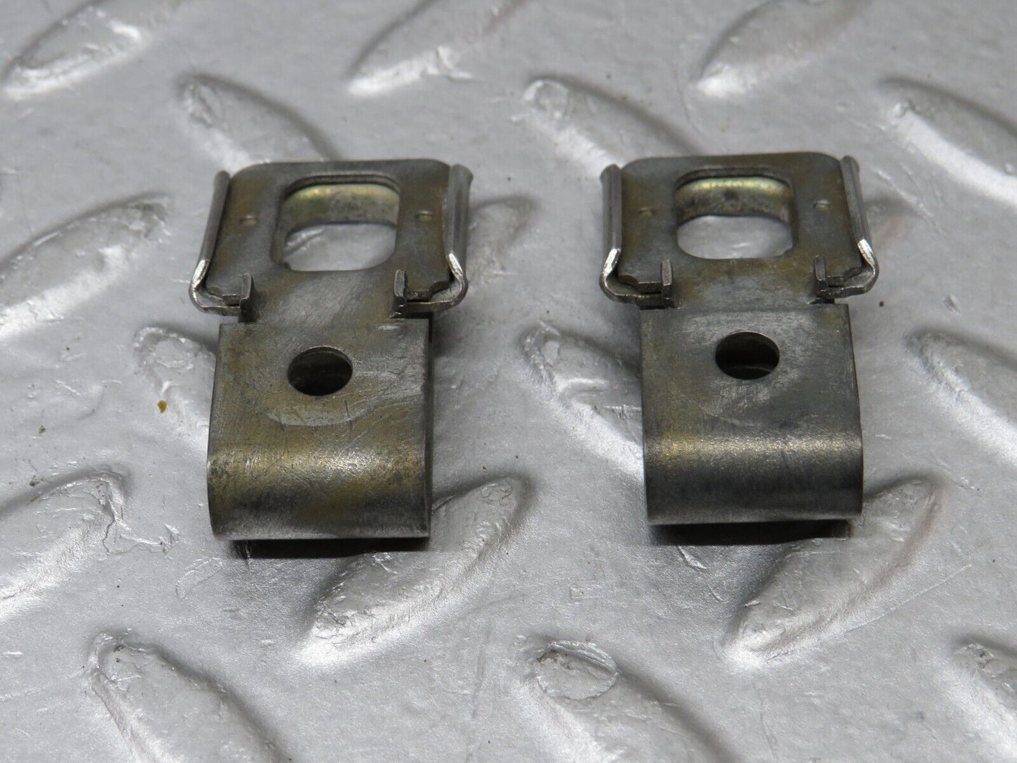 36243 Mercedes-Benz W126 420SE Fuel Injector Bracket 2x