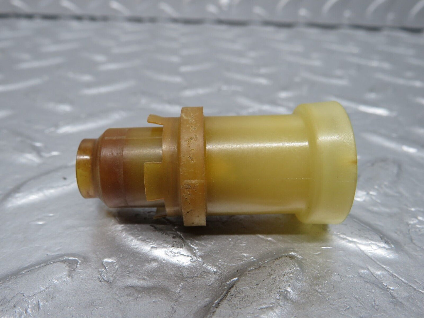 40173 Mercedes-Benz R107 350SL Coupe Fuel Injector Holder 2x