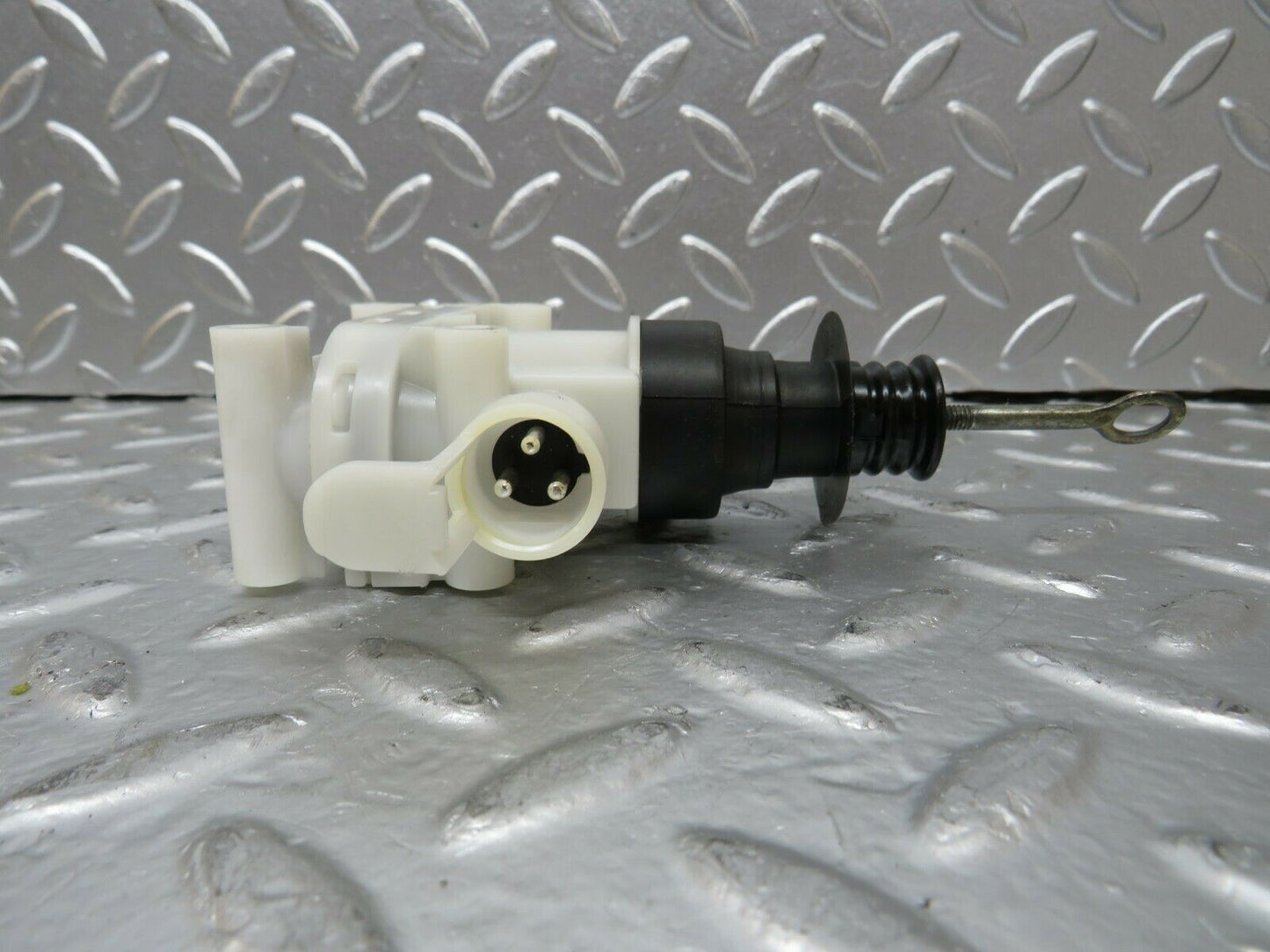 24251 Mercedes-Benz S124 220TE Door Lock Vacuum Actuator Hella Front Right