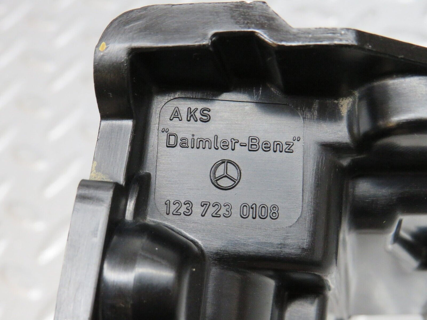 31083 Mercedes-Benz W123 200D Front Left Door Lock Mechanism 1237230108