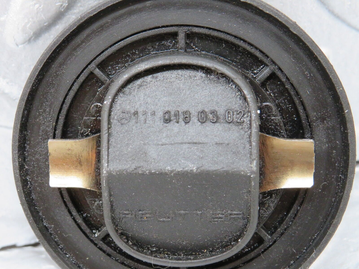35732 Mercedes-Benz W124 Engine Oil Filler Cap 1110180302