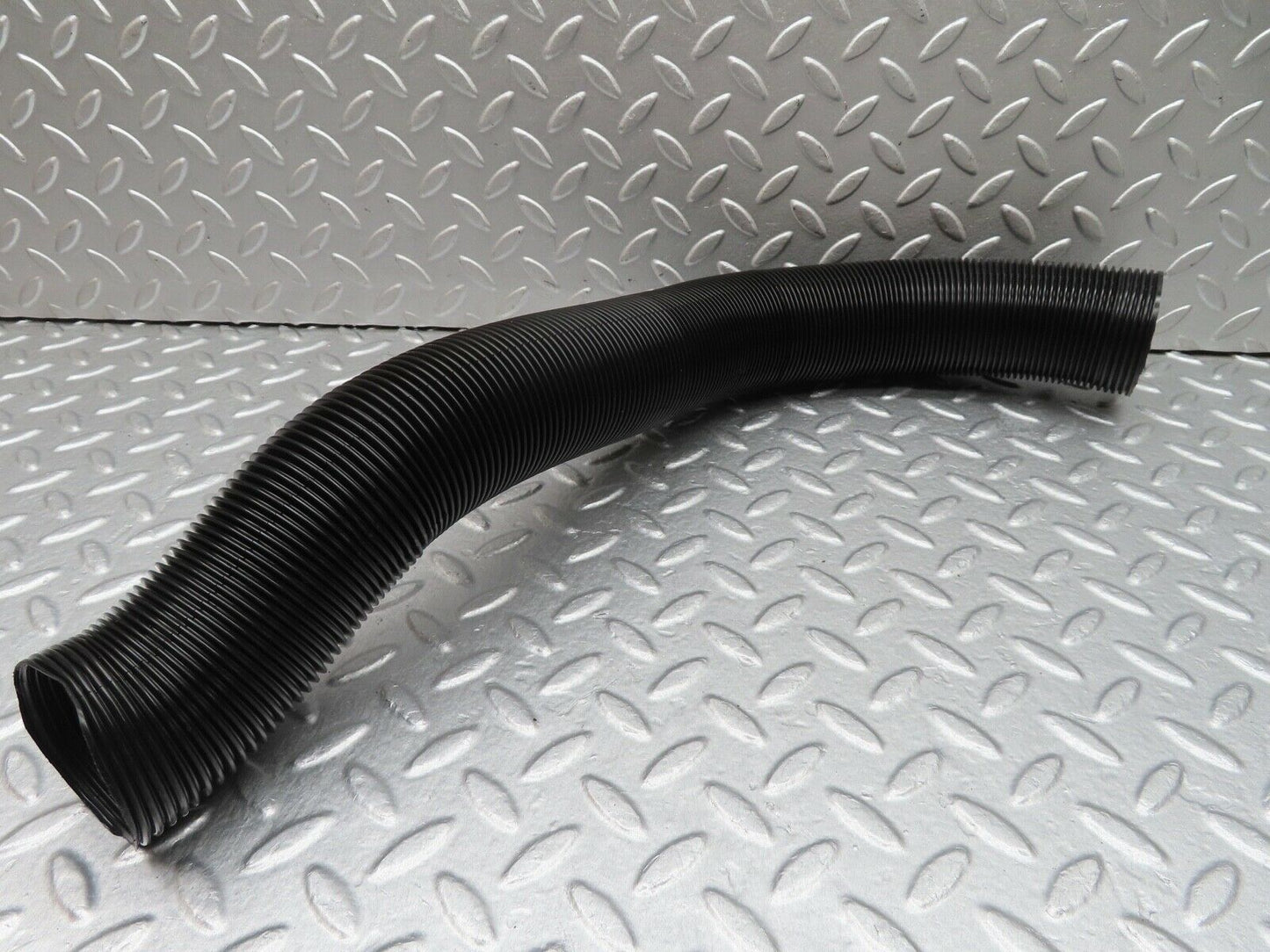 17918 Mercedes-Benz W123 200 Air Duct Pipe Hose