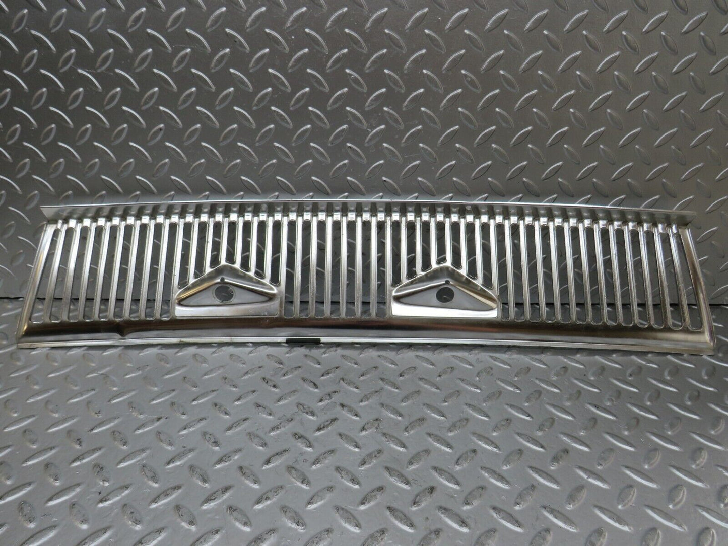 26307 Mercedes-Benz W116 450SE Air Intake Grill Chrome