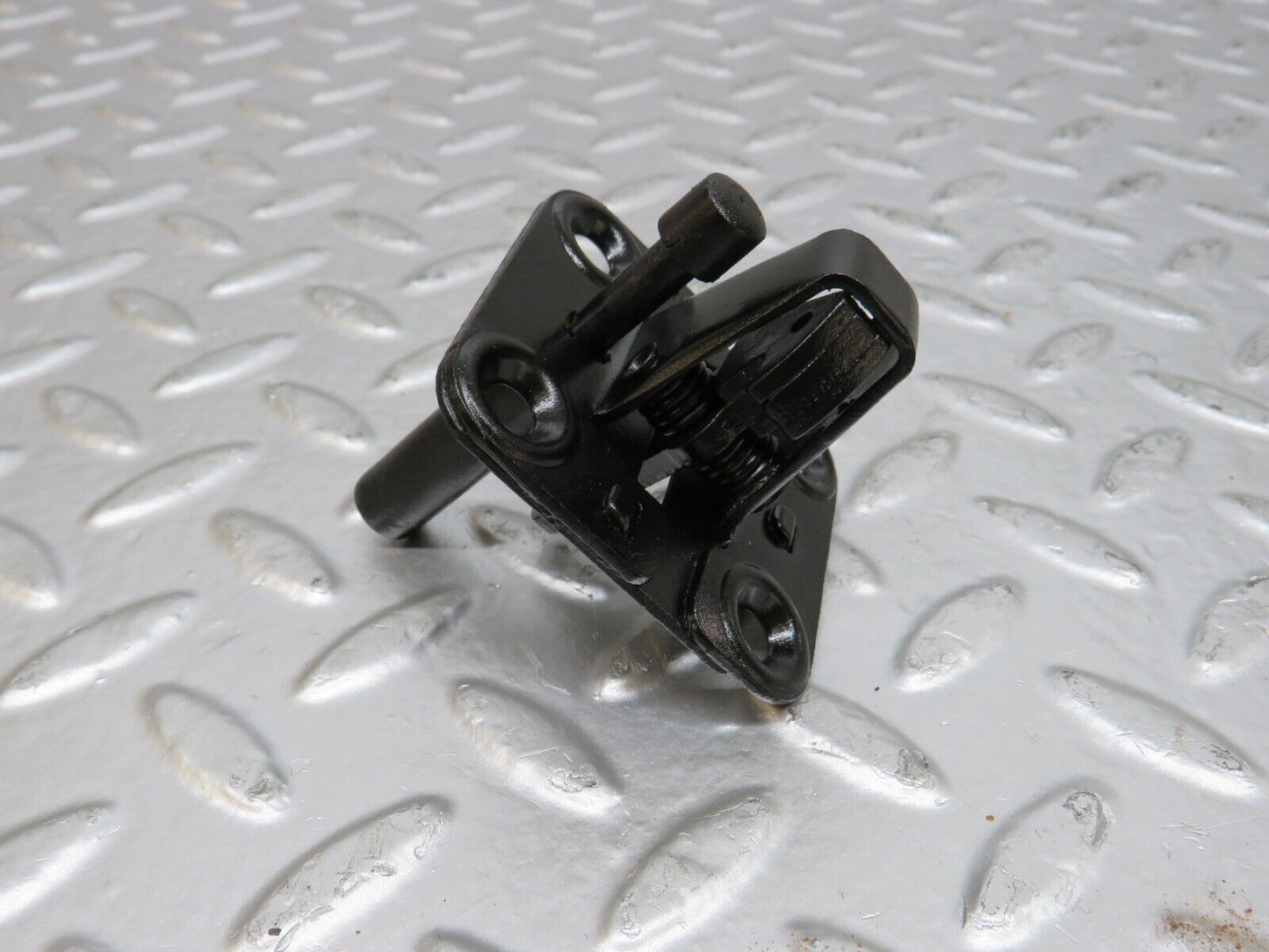 25418 Mercedes-Benz W123 200 Bonnet Lock Catch