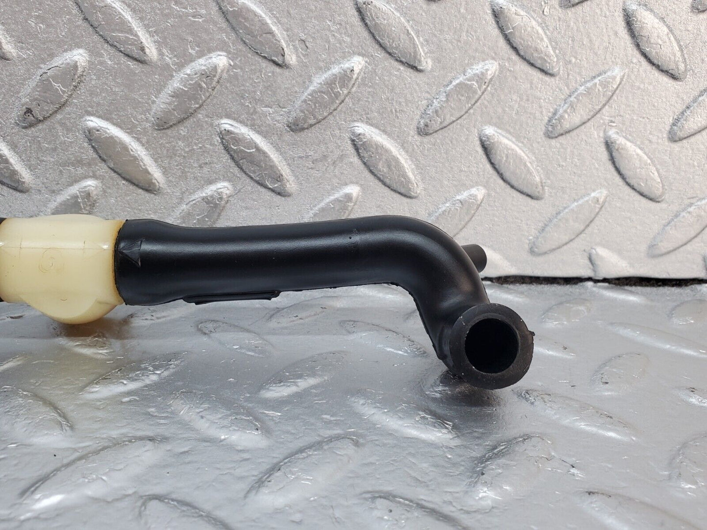 45396 Mercedes-Benz 280E M110.983 Air Intake Pipe 1100946082 1100944582
