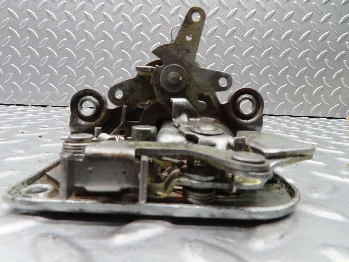 20301 Mercedes-Benz W114 280CE Coupe Left Door Lock Mechanism
