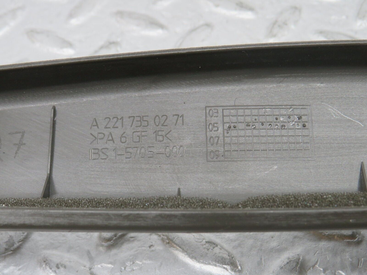 35287 Mercedes-Benz W221 Rear Right Door Window Frame Trim 2217350271