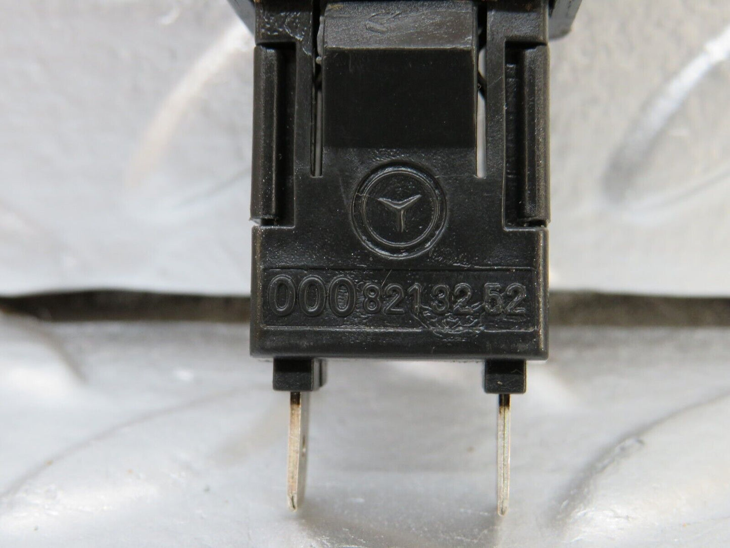 25526 Mercedes-Benz W123 200 Glove Box Light Switch 0008213252
