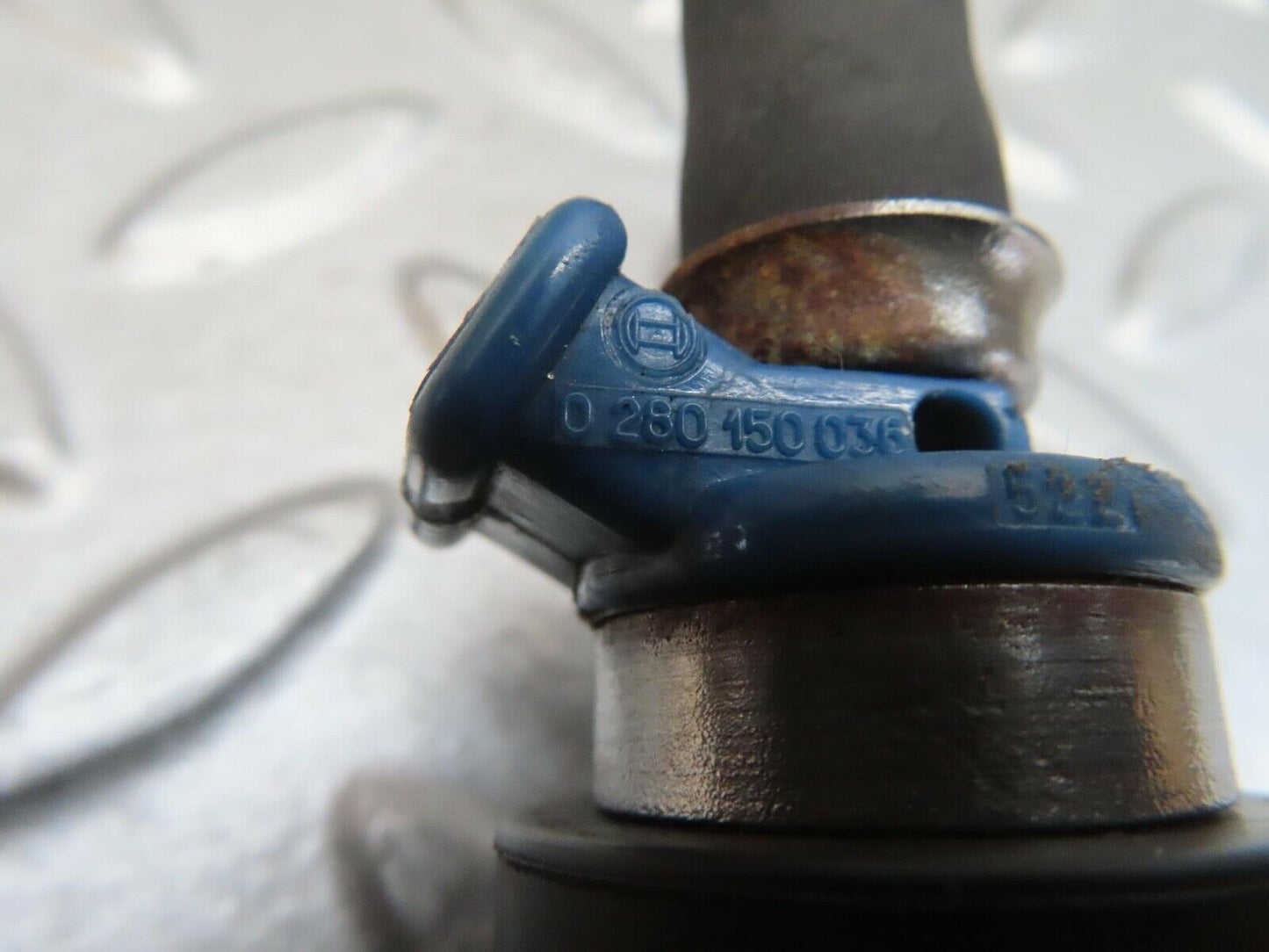 13749 Mercedes-Benz R107 450SL Fuel Injector Bosch 0280150036