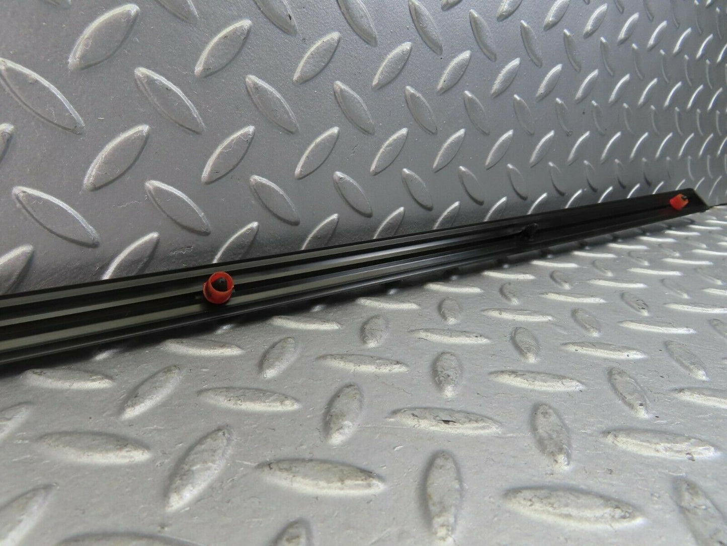10262 Mercedes-Benz W123 Front Left Fender Centre Moulding Trim