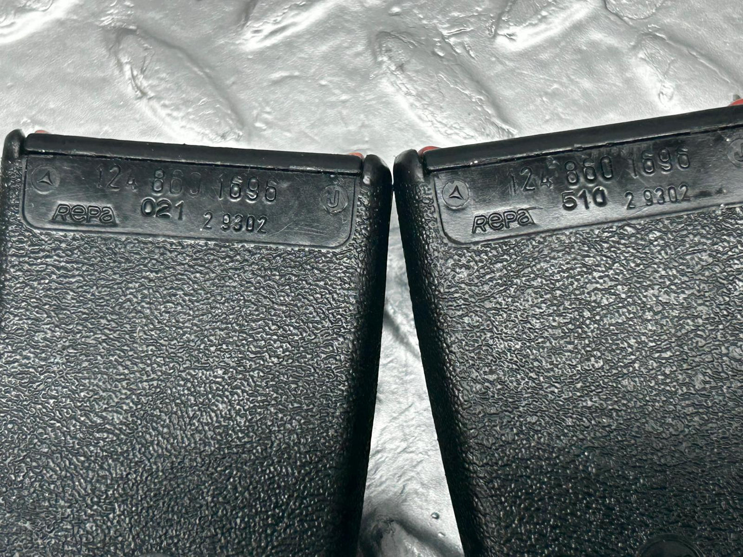 5468 Mercedes-Benz W124 230E Rear Seat Belt Buckles Set 1248608585 1248601696
