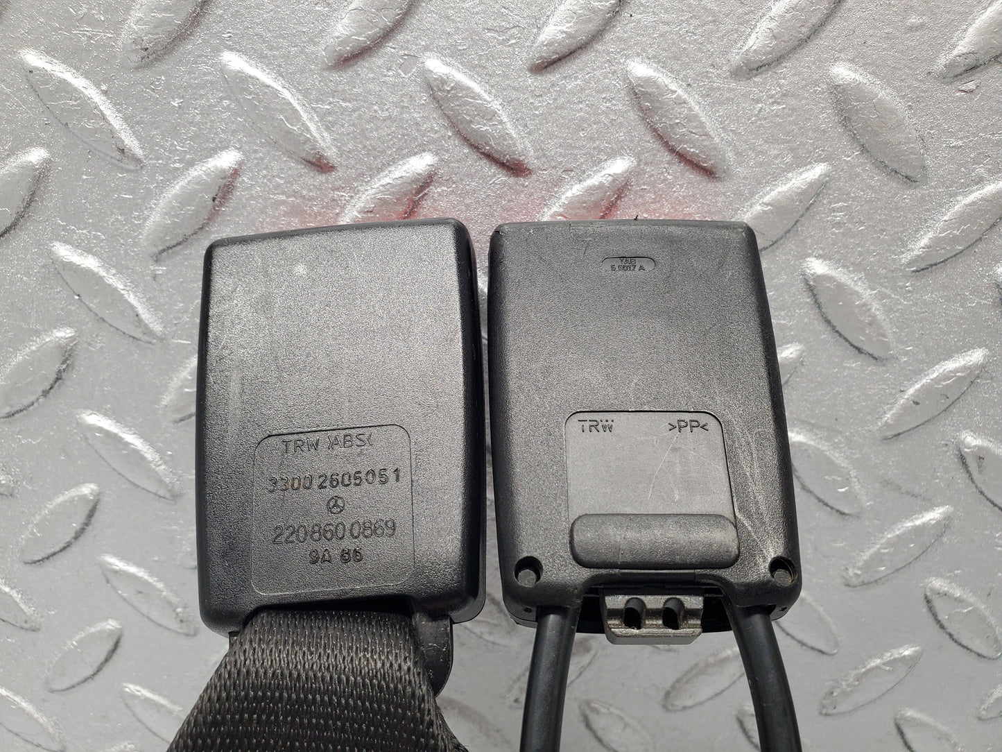 1642 Mercedes-Benz W220 S430 Centre Seat Belt Buckle 2208600869