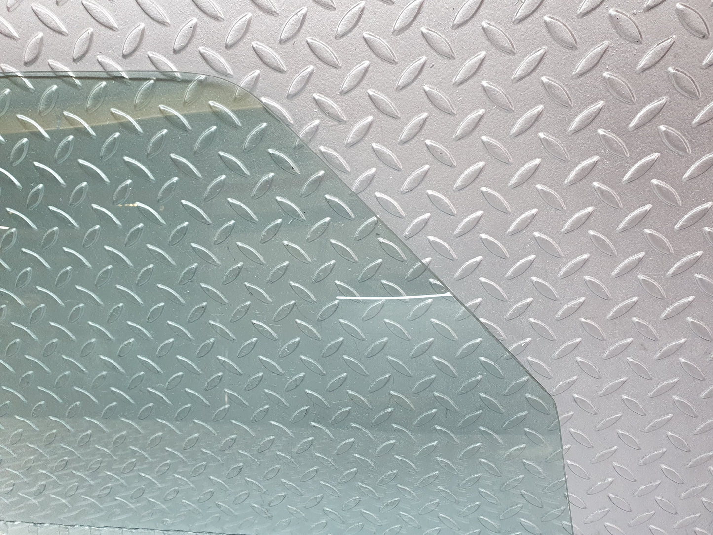 2272 Mercedes-Benz W123 280E Front Right Door Glass