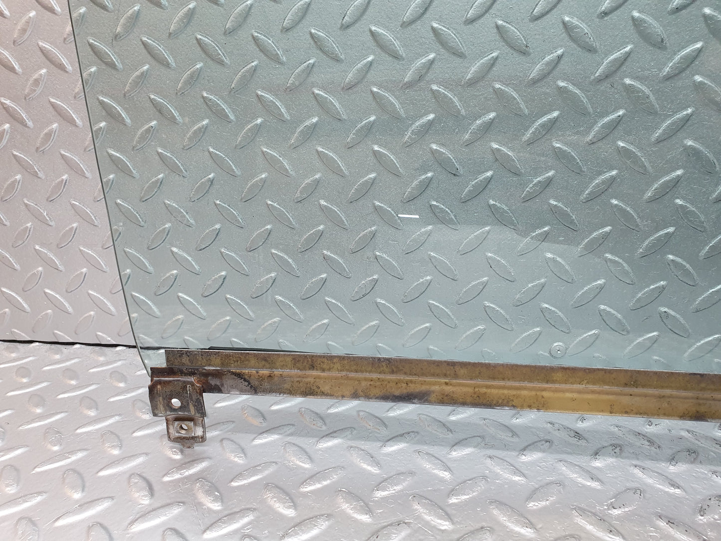 2272 Mercedes-Benz W123 280E Front Right Door Glass