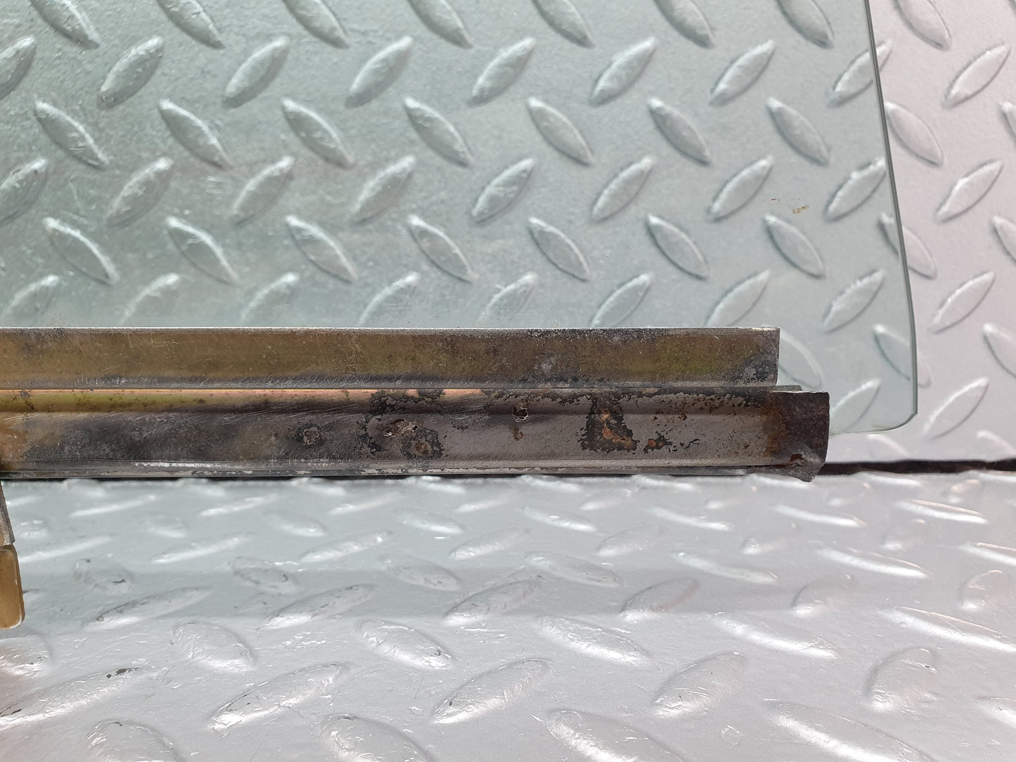 2272 Mercedes-Benz W123 280E Front Right Door Glass