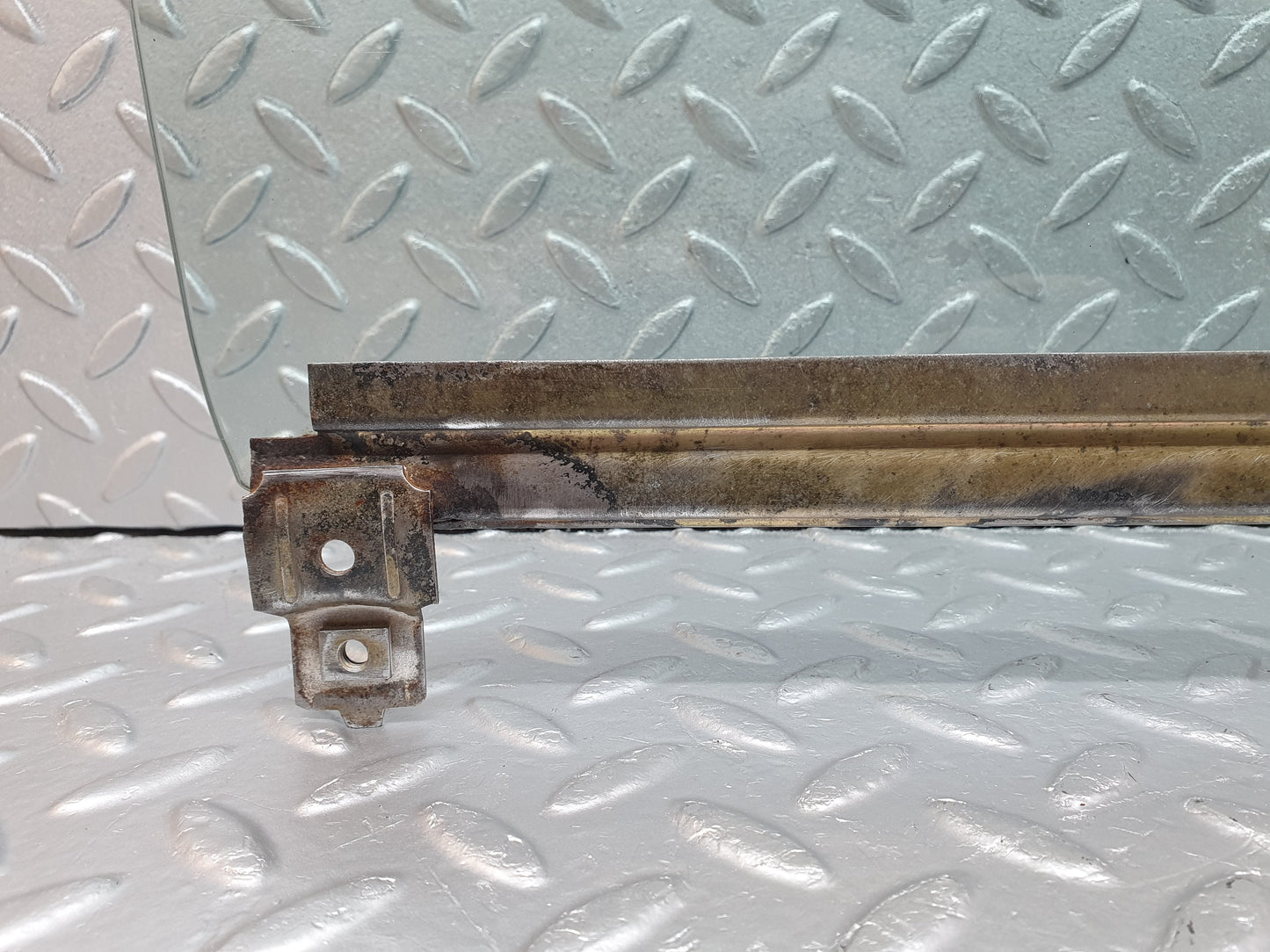 2272 Mercedes-Benz W123 280E Front Right Door Glass