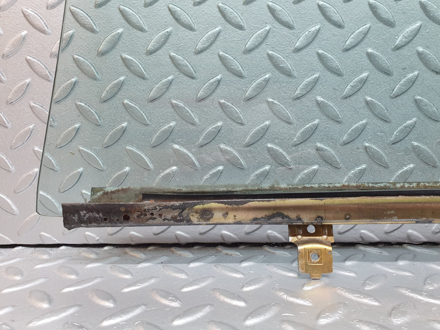 2272 Mercedes-Benz W123 280E Front Right Door Glass