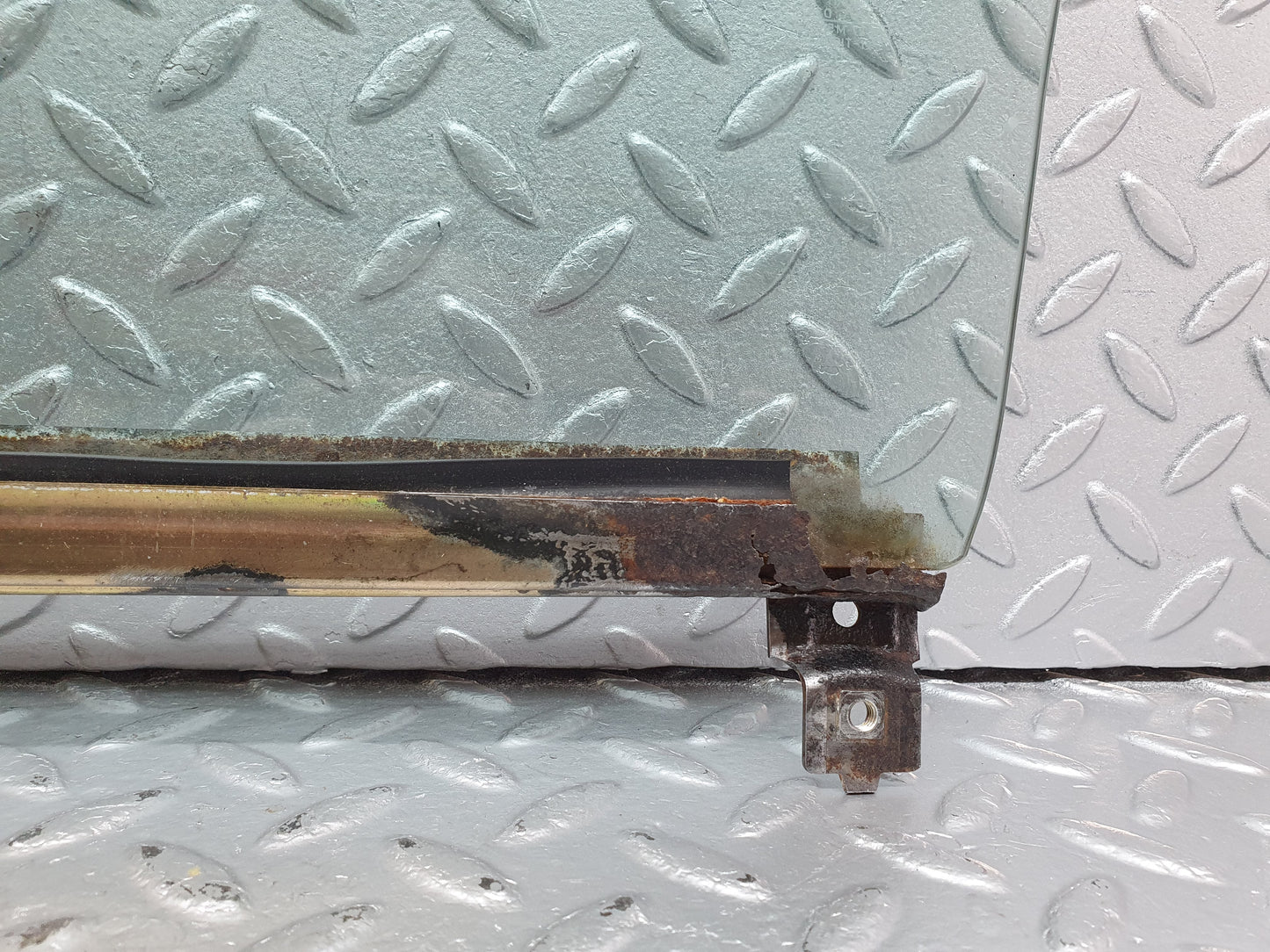 2272 Mercedes-Benz W123 280E Front Right Door Glass