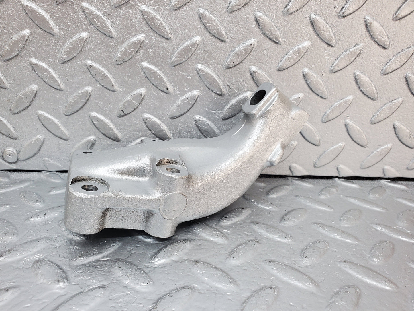 0912 Mercedes-Benz C107 350SLC Coupe Engine Mount Bracket Left 1162232204