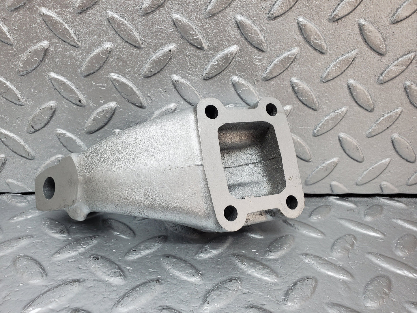 0912 Mercedes-Benz C107 350SLC Coupe Engine Mount Bracket Left 1162232204