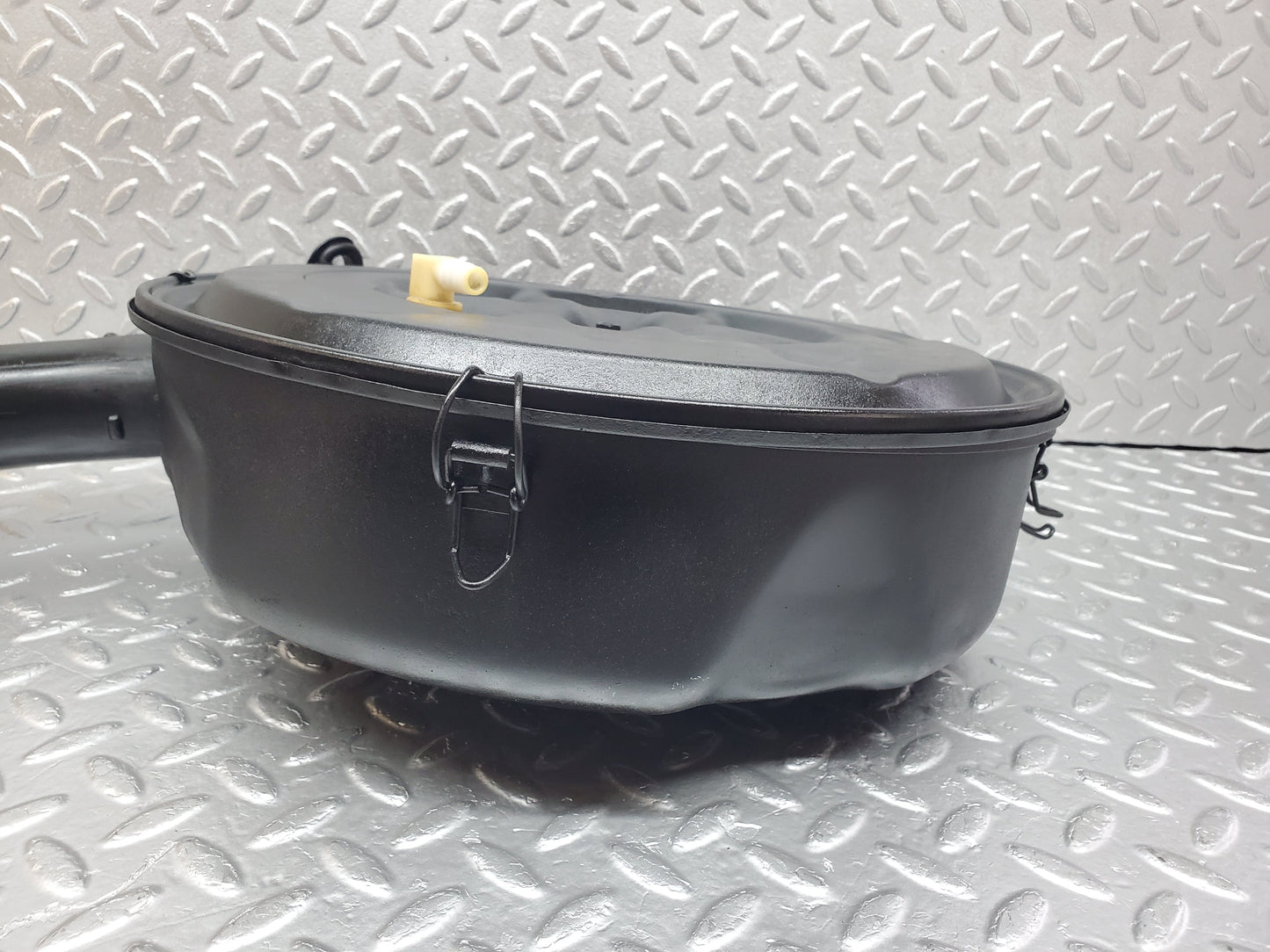 0949 Mercedes-Benz W123 240D Air Filter Box Housing 0010949504