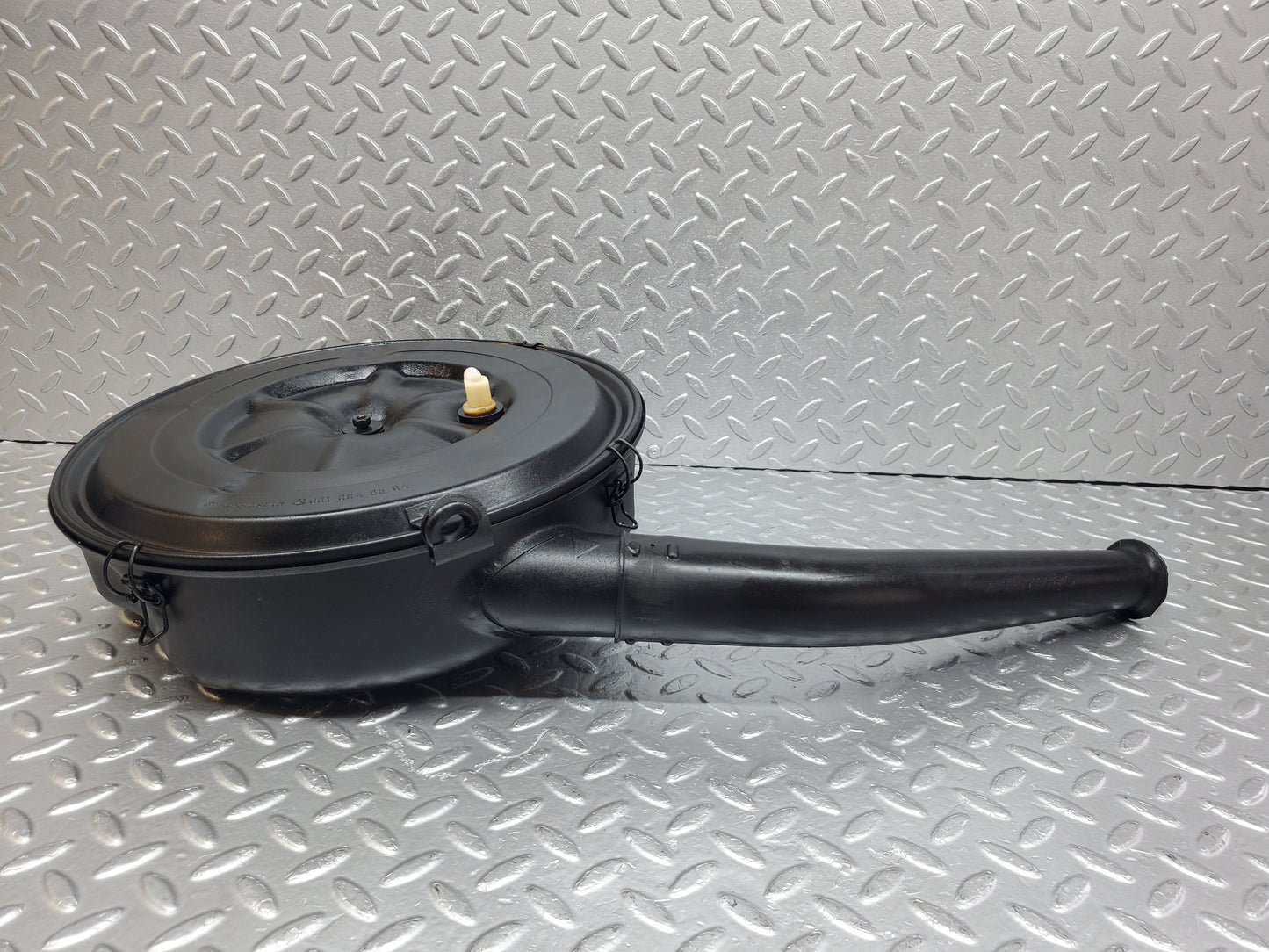 0949 Mercedes-Benz W123 240D Air Filter Box Housing 0010949504