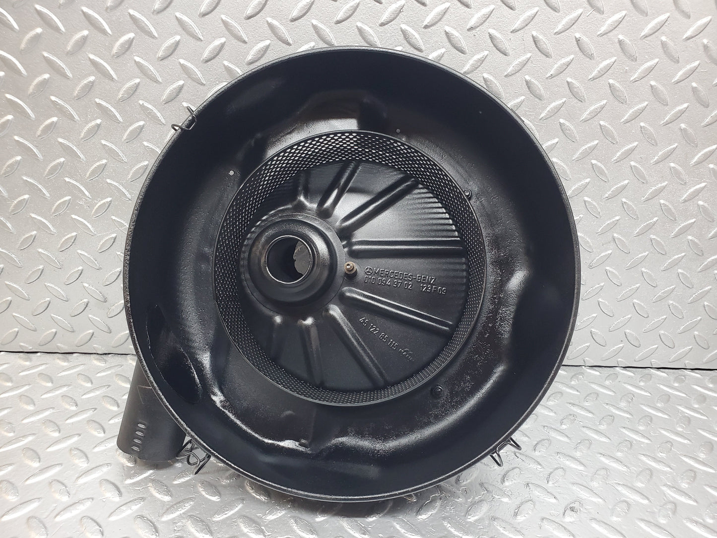 0949 Mercedes-Benz W123 240D Air Filter Box Housing 0010949504
