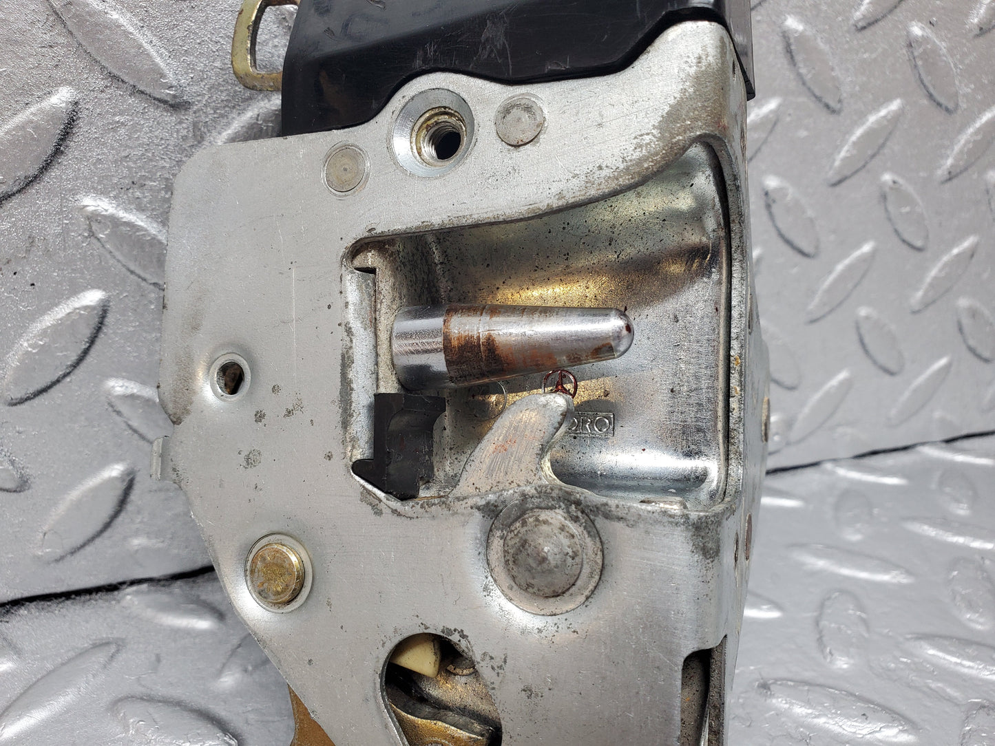 0977 Mercedes-Benz C123 230CE Coupe Door Lock Left Side 1237230308