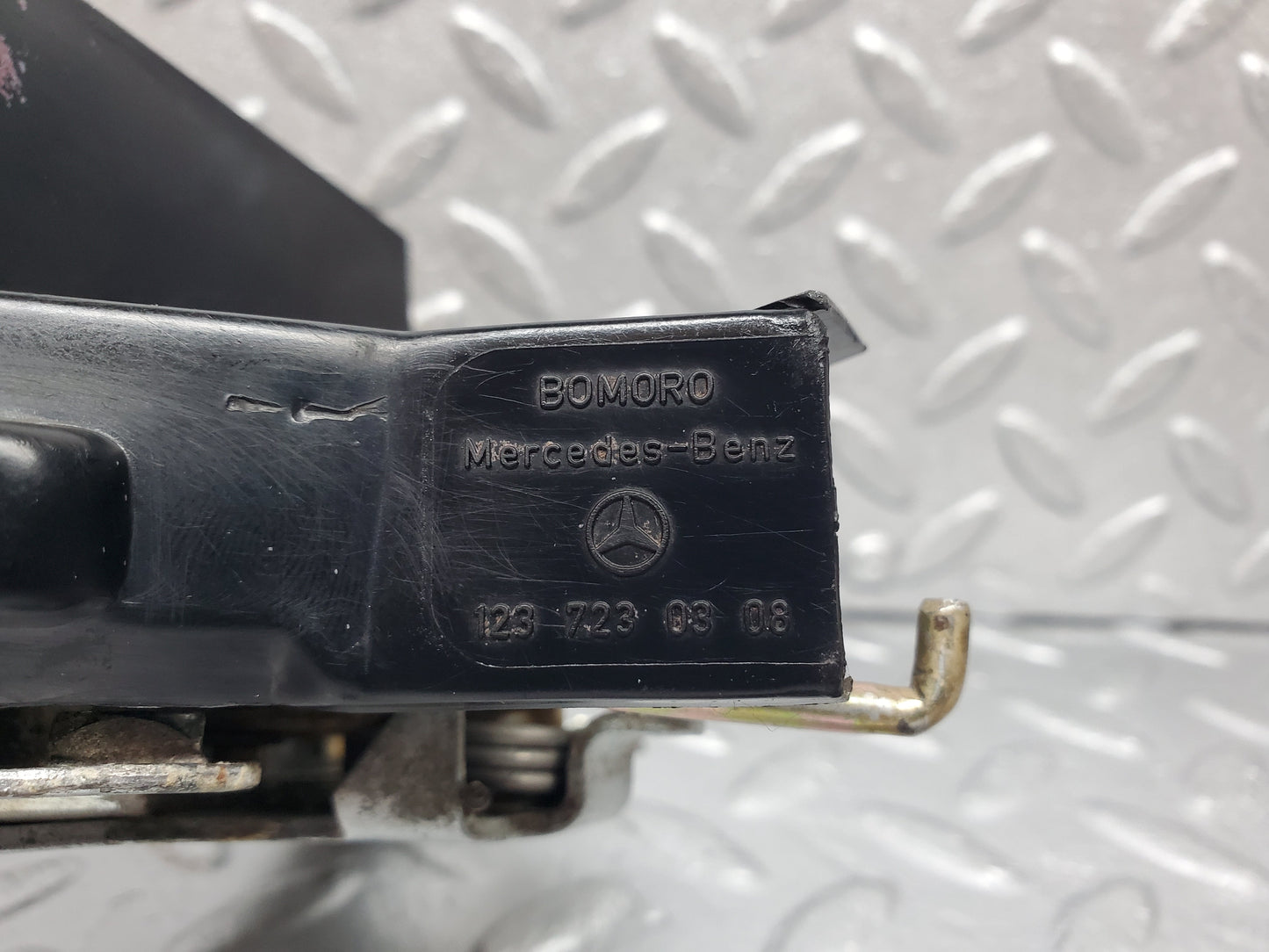 0977 Mercedes-Benz C123 230CE Coupe Door Lock Left Side 1237230308