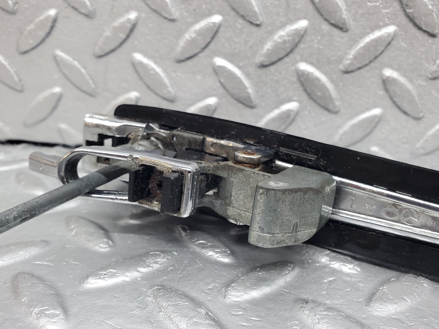 1006 Mercedes-Benz C123 230CE Coupe Left Door Exterior Handle No Key 1237600259