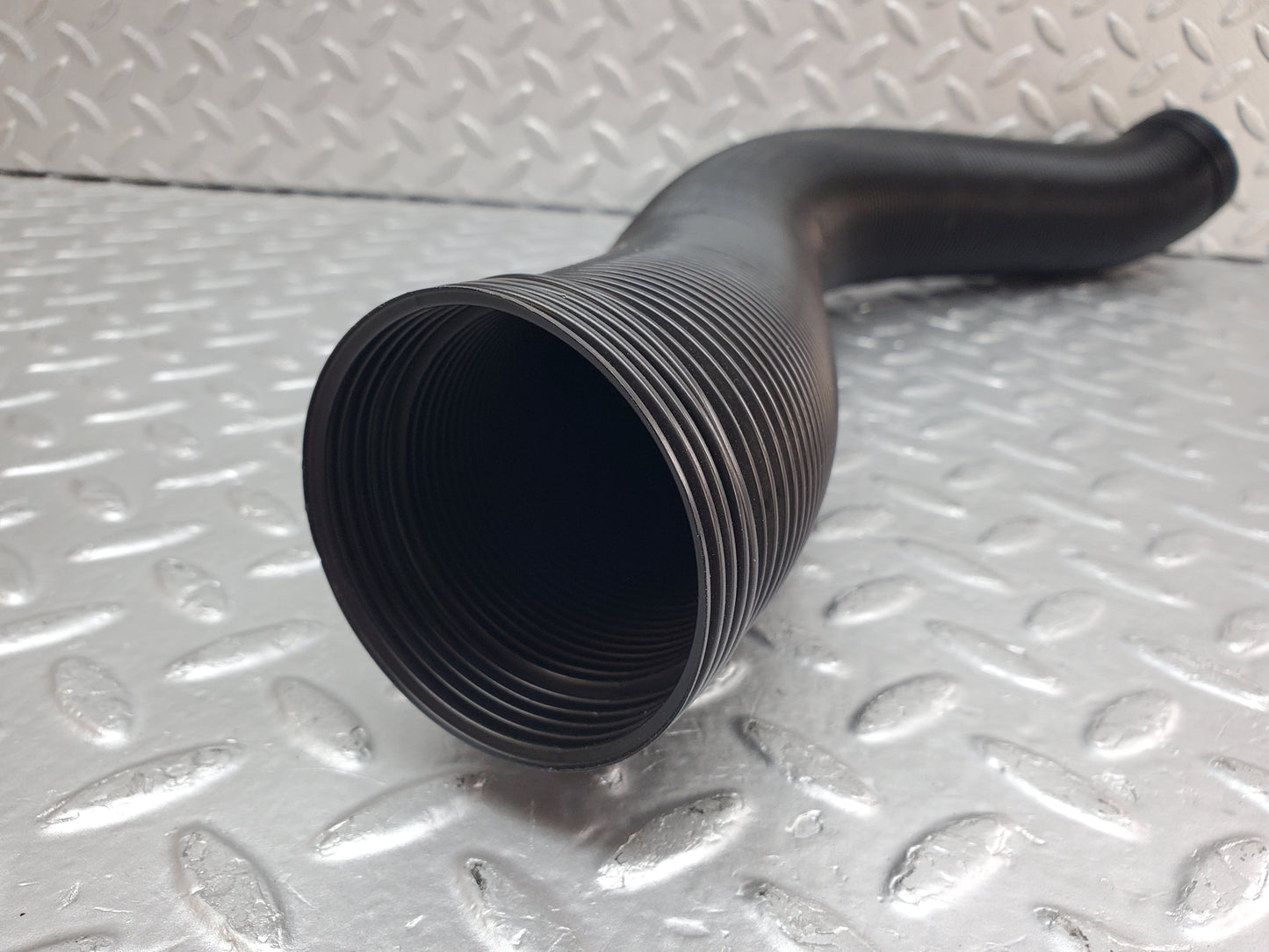 1022 Mercedes-Benz C123 230CE Air Duct Pipe Hose