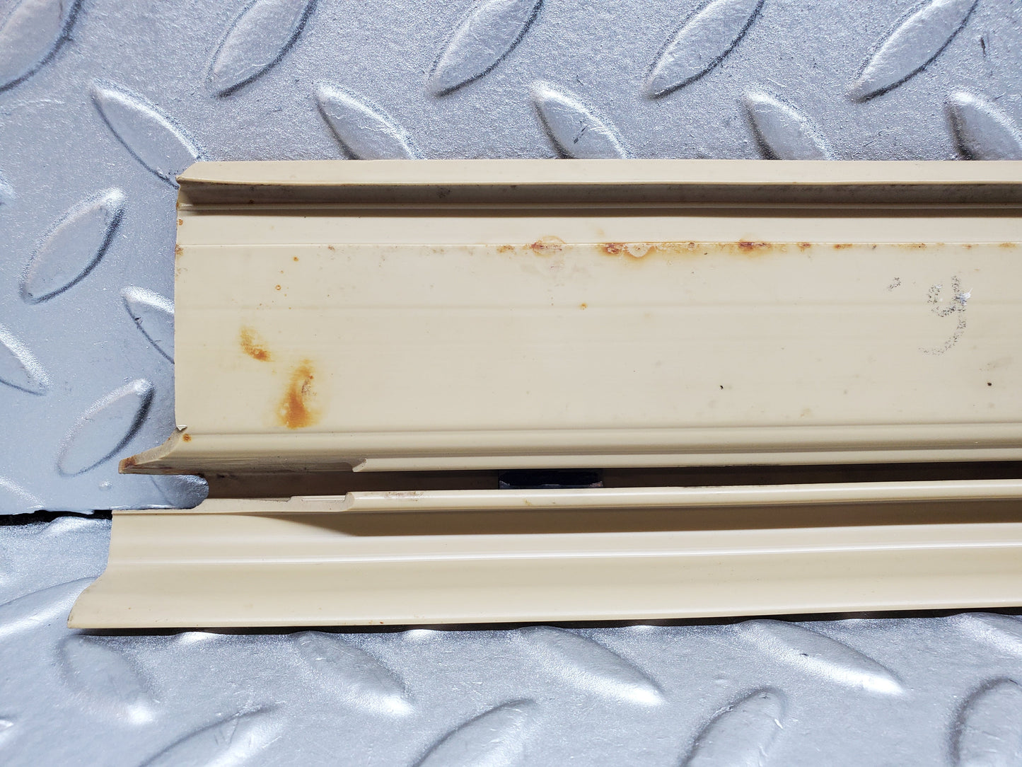 1069 Mercedes-Benz C123 230CE Door Sill Trim Right Side Beige