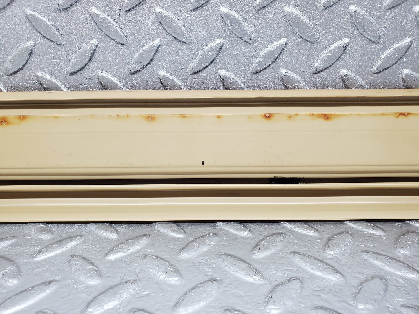 1069 Mercedes-Benz C123 230CE Door Sill Trim Right Side Beige