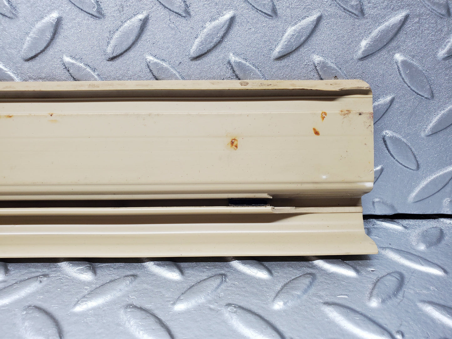 1069 Mercedes-Benz C123 230CE Door Sill Trim Right Side Beige