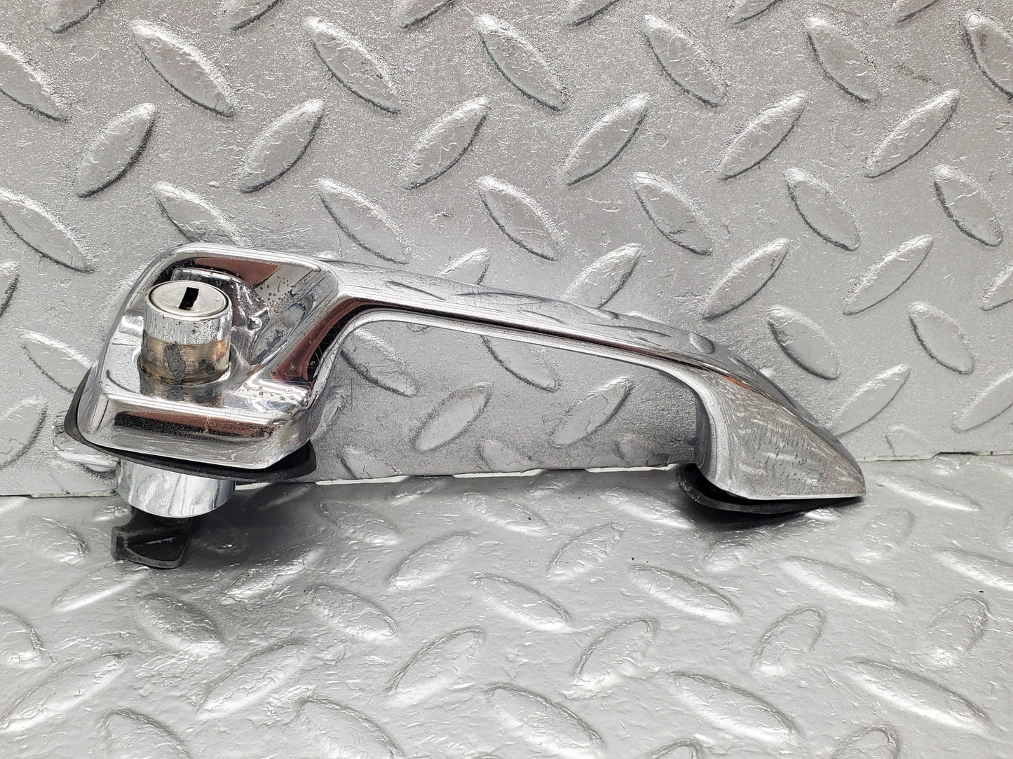 1188 Mercedes-Benz W108 280SE Door Handle Front Right No Key 1087661401