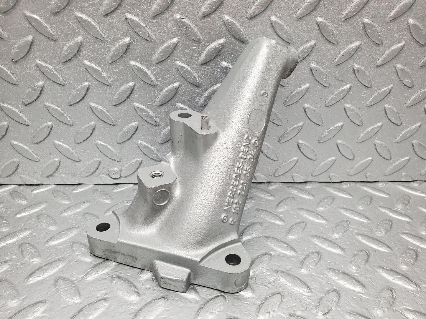 1265 Mercedes-Benz W123 230E Engine Mount Bracket Left Side 1022230504