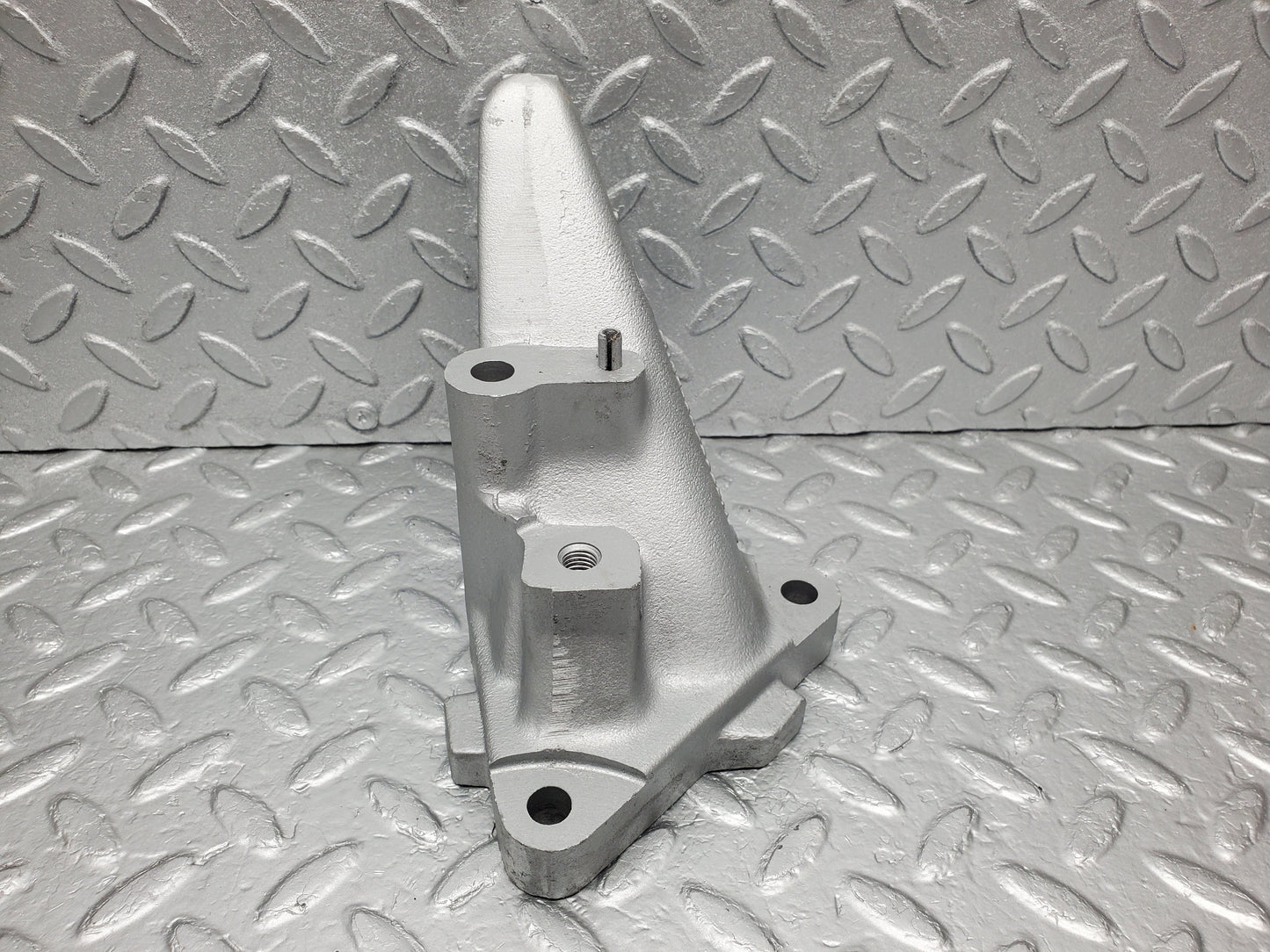 1265 Mercedes-Benz W123 230E Engine Mount Bracket Left Side 1022230504