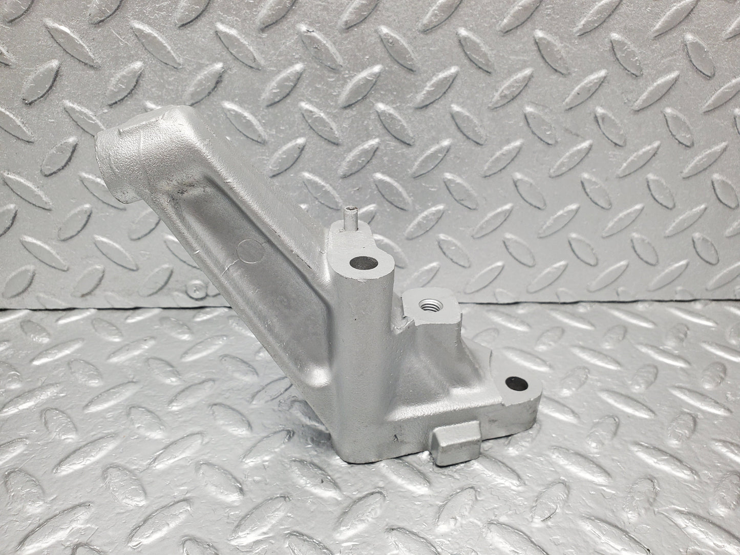 1265 Mercedes-Benz W123 230E Engine Mount Bracket Left Side 1022230504