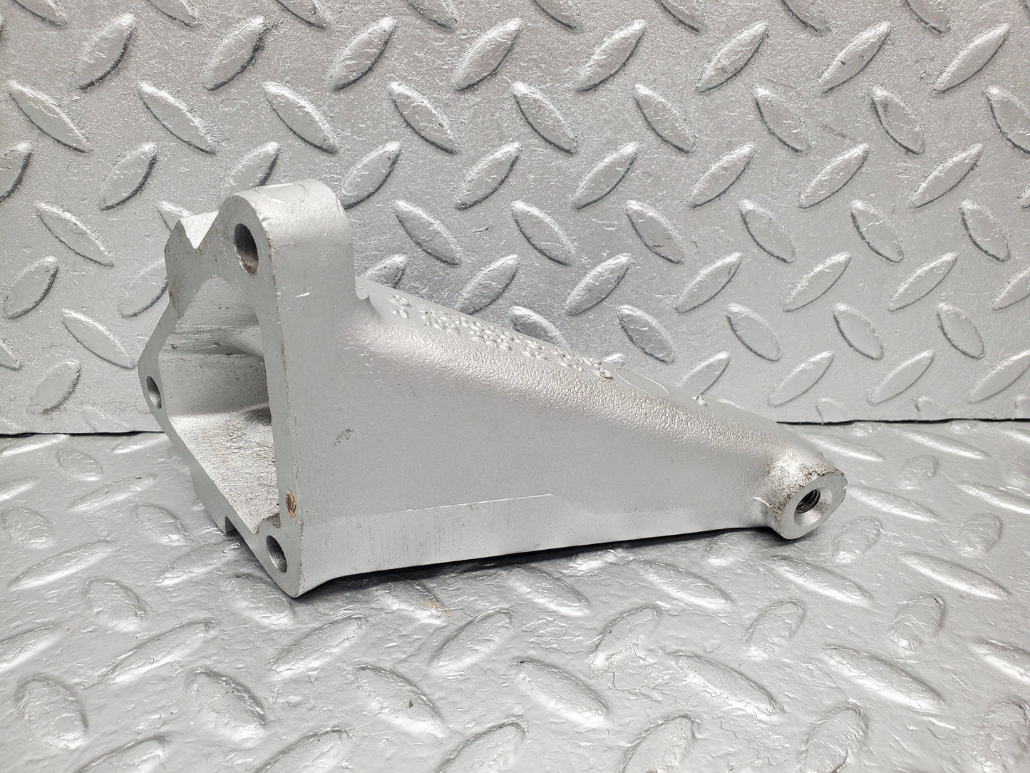 1265 Mercedes-Benz W123 230E Engine Mount Bracket Left Side 1022230504