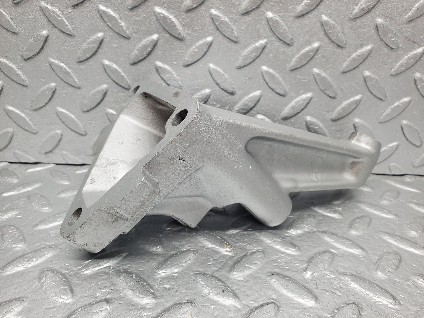 1265 Mercedes-Benz W123 230E Engine Mount Bracket Left Side 1022230504